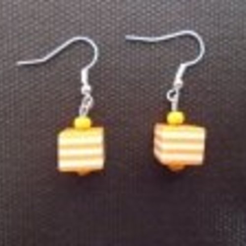 Boucles d'oreilles cube rayures orange et blanc et perles de rocailles orange