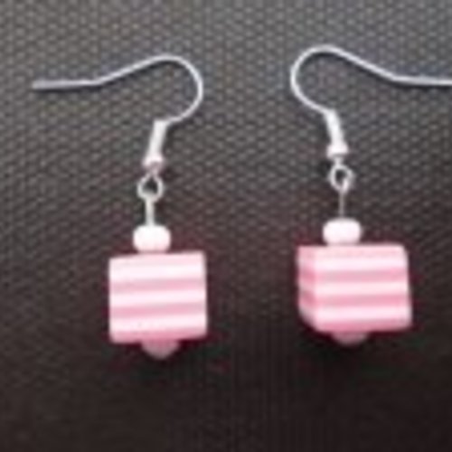 Boucles d'oreilles cube rayures rose et blanc et perles de rocailles blanc