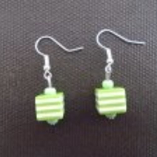 Boucles d'oreilles cube rayures vert et blanc et perles de rocailles vert