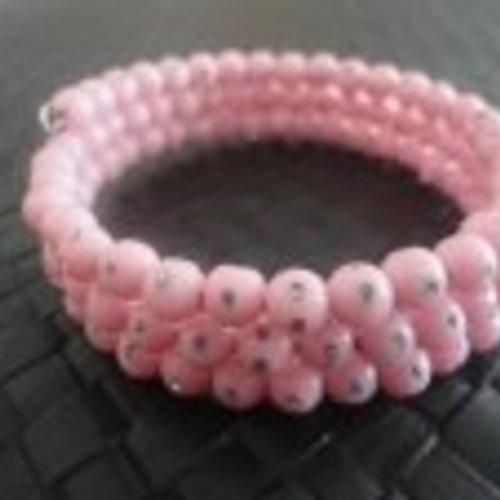 Bracelet fil mémoire de forme boules rose a strass 