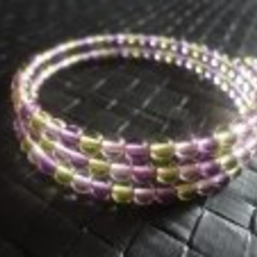 Bracelet fil mémoire de forme perles en verre violet, rose et vert
