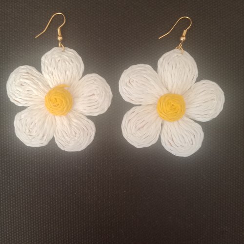 Boucles d oreilles fleur en raphia blanc et jaune