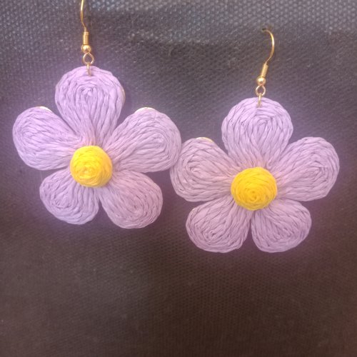 Boucles d oreilles forme fleur en raphia lilas et jaune