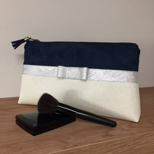 Trousse maquillage bleu marine et blanc avec noeud argenté / pochette de sac, suédine et simili cuir pailleté, personnalisable 