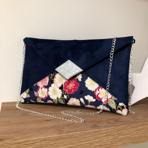 Pochette mariage bleu marine, tissu japonais fleuri, paillettes argentées / sac chaînette forme enveloppe, personnalisable