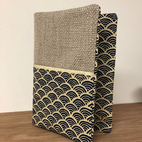 Protège livre en lin et tissu japonais petites vagues / housse agenda sur mesure / etui notebook beige bleu et doré, personnalisé