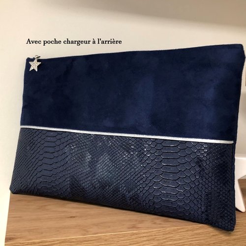 Pochette macbook bleu marine et argenté, avec poche chargeur / housse ordinateur cuir végétal crocodile, suédine, personnalisable
