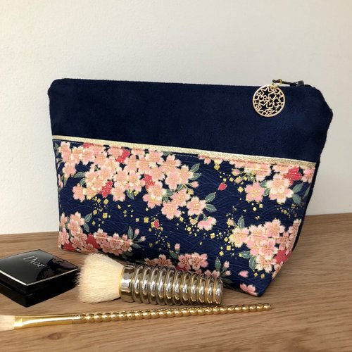 Pochette maquillage bleu marine, fleurs de cerisier, liseré doré / pochette en suédine et tissu japonais / personnalisable