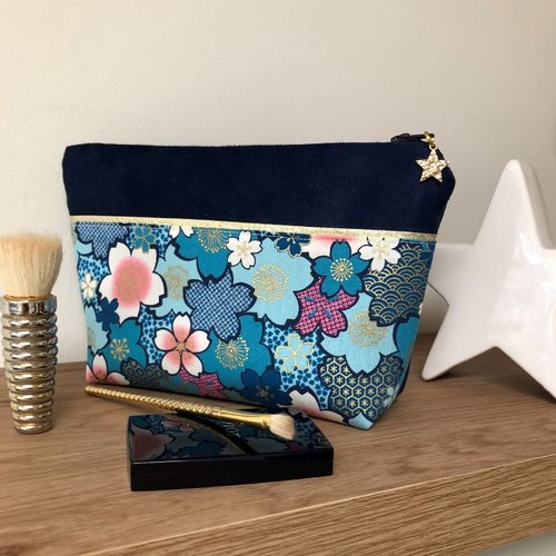 Pochette maquillage bleu marine, fleurs turquoise et rose, liseré doré / pochette en suédine et tissu japonais / personnalisable