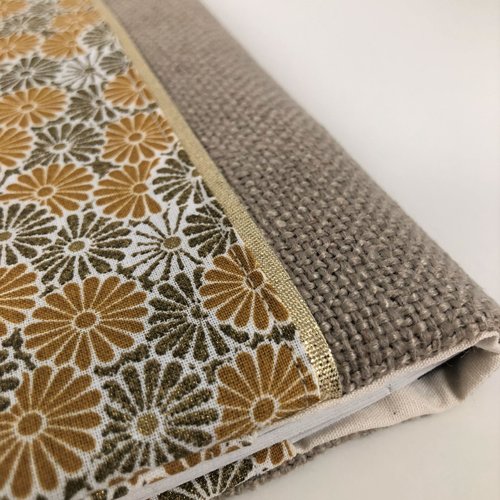 Porte ch?�quier en lin et tissu fleuri / housse ch?�quier talon haut beige, moutarde et dor?� 