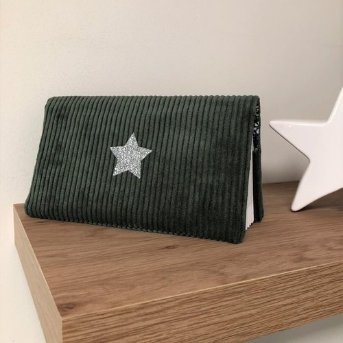 Porte chéquier en velours vert kaki, étoile argentée / etui carnet de chèques format portefeuille / personnalisable