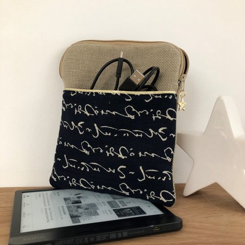 Pochette liseuse, lin beige et tissu japonais bleu nuit écritures / housse kobo sur mesure / etui kindle personnalisable