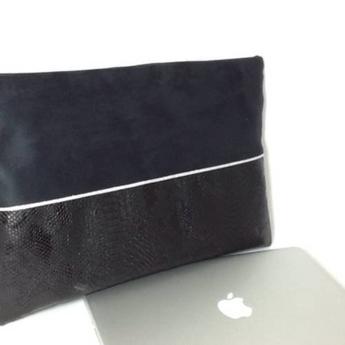 Pochette ordinateur sur mesure,  suédine et simili cuir noir python / housse macbook noire et argentée, poche chargeur / personnalisable