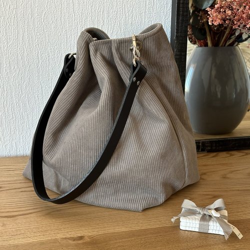 Sac porté épaule velours côtelé taupe, anse cuir noir/ sac hobo en velours grosses côte, anse cuir