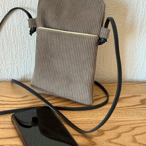 Pochette bandoulière téléphone taupe, lanière cuir noir / petit sac iphone velours côtelé, bandoulière réglable