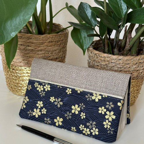 Porte chéquier en lin et tissu japonais sakura fleurs dorées / housse chéquier format portefeuille beige bleu doré / fleurs de cerisiers