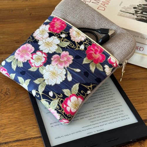Pochette liseuse en lin beige et tissu japonais fleuri / housse ebook sur mesure, personnalisable / pivoines