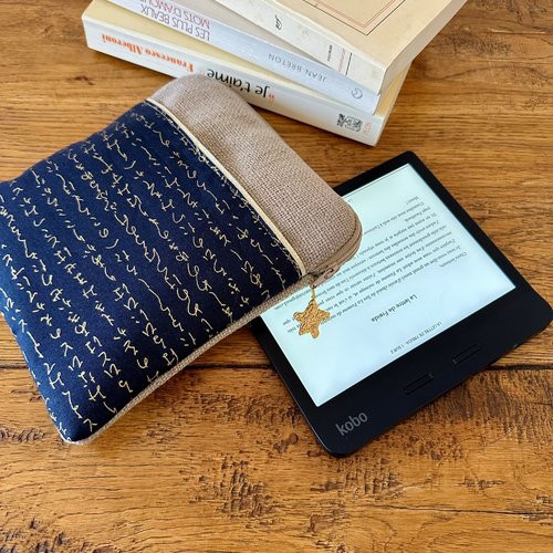 Pochette liseuse lin beige et tissu japonais écriture dorée / housse kobo sur mesure / etui kindle personnalisable