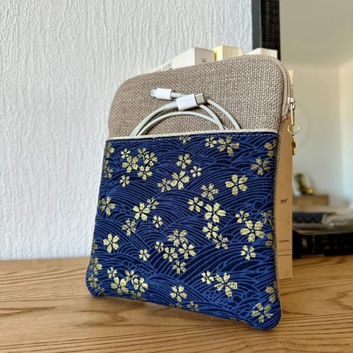 Pochette liseuse, lin beige et tissu japonais bleu à fleurs dorées / housse kobo sur mesure / etui kindle personnalisable