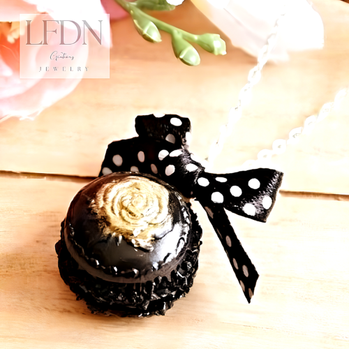 Collier macaron fleur en fimo, pendentif macaron noir, bijoux gourmands