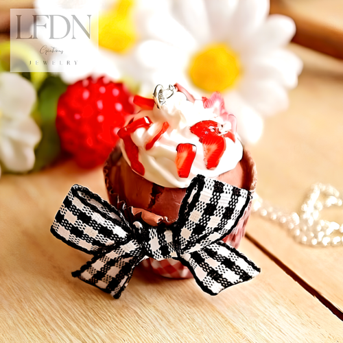 Collier cupcake fraise en fimo, pendentif gâteau en fimo, bijoux gourmands
