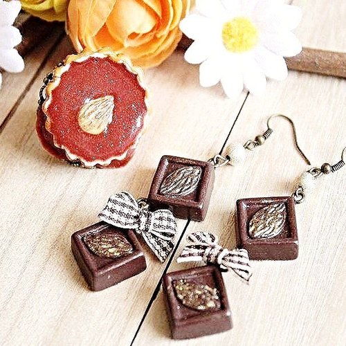 Boucle d'oreille carrés chocolat en fimo, bague tarte fimo, bague amande, bijoux gourmands, bijoux chocolat