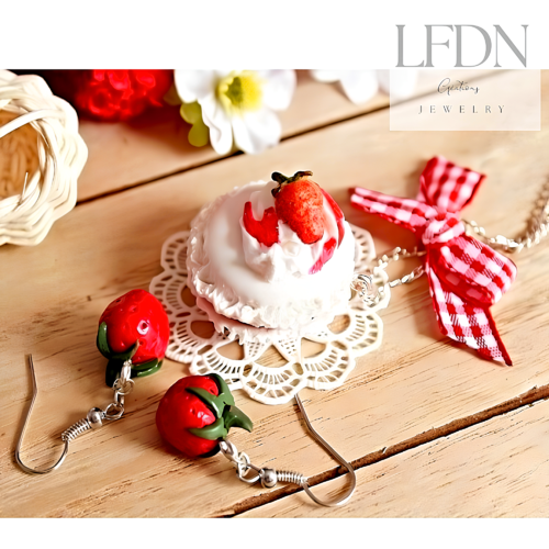 Collier macaron blanc en fimo, boucle d'oreille fraises, boucle d'oreille gâteau, bijoux gourmands