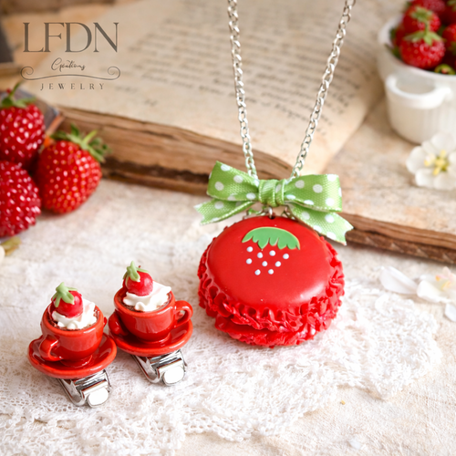 Collier macaron fraise en fim, boucle d'oreille tasses, bijoux gourmands
