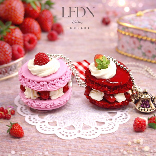 Colliers macaron fraise en fimo, bijoux gourmands, bijoux macaron