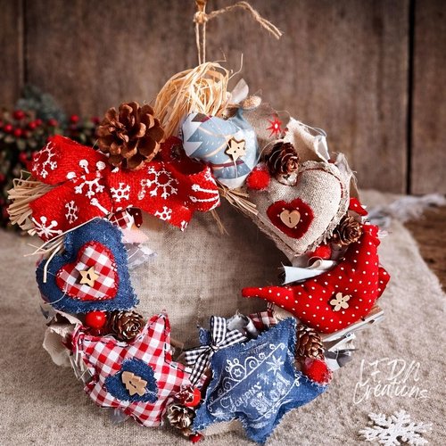 Couronne de noël en tissus, couronne à suspendre de noël, décoration en tissus, décoration de fête fait main