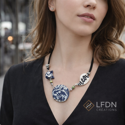 Collier breloques chat “meow” – bijou plastron original  création artisanale en pâte polymère – pièce unique