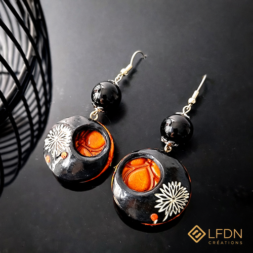 Boucles d’oreille “escale au japon” – demi-sphère fleur gravée en pâte polymère