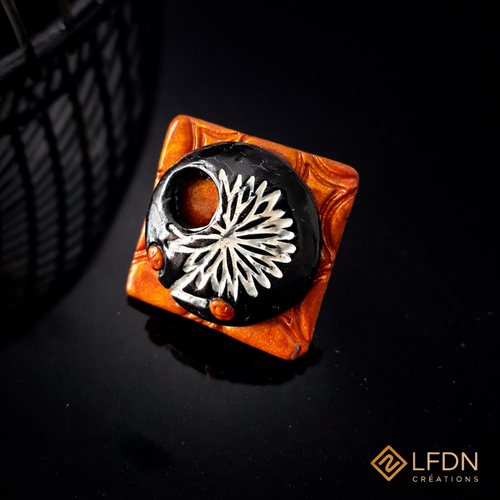 Bague carrée “escale au japon” – fleur gravée en pâte polymère (effet demi-sphère)