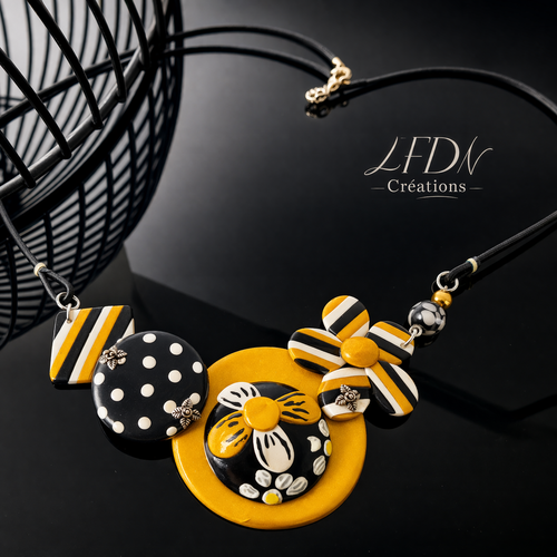 Collier breloques “comme ci comme ça” – bijou contemporain fleuri or/noir/blanc en pâte polymère