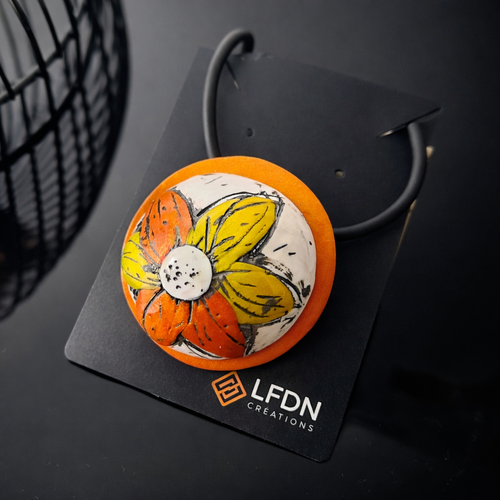 Collier ras de cou “graphik” – pendentif demi-sphère fleur en pâte polymère