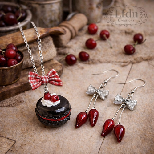 Collier macaron noir en fimo, macaron cerise en fimo, boucles d'oreille cerise, bijoux gourmands