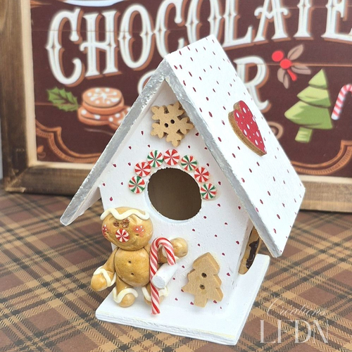 Décoration de noël nichoir en bois, gingerbread en fimo, bonhomme pain d'épices en fimo, idée cadeau fait main