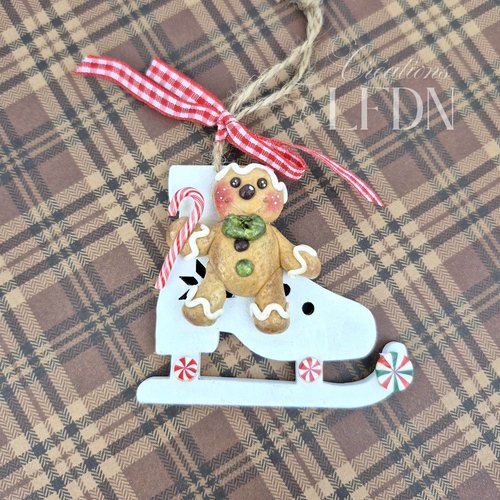 Décoration de noël patin à glace en bois, bonhomme gingerbread en fimo, décoration de noël, bonhomme pain d'épices en fimo
