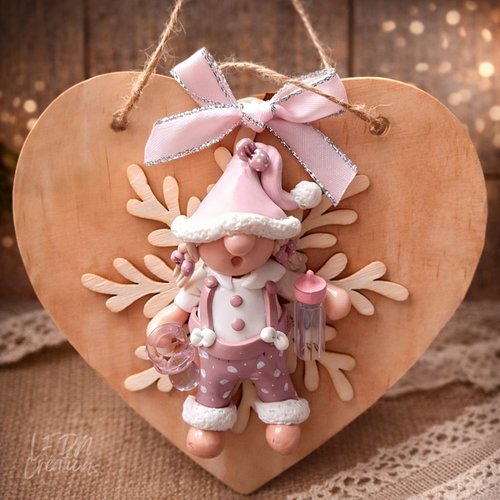 Plaque de porte coeur en bois gnome de noël, bébé fimo noël, cadeau de naissance, décoration chambre enfant