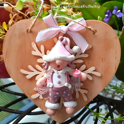 Plaque de porte coeur en bois gnome de noël, bébé fimo noël, cadeau de naissance, décoration chambre enfant
