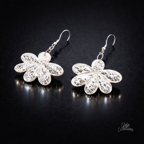 Boucles d'oreille fleurs blanc et argent