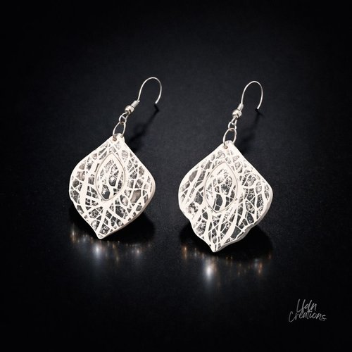 Boucles d'oreille forme orientale blanc et argent
