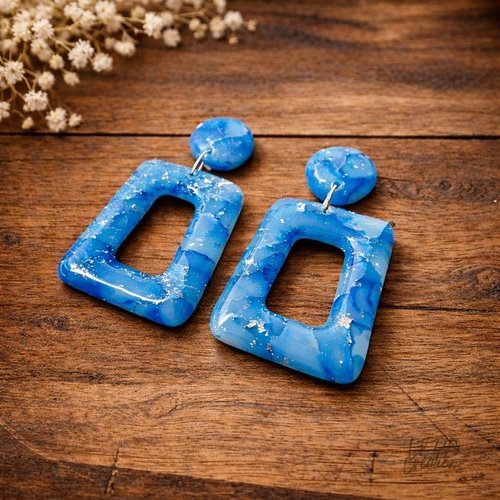 Boucles d'oreille en pâte polymère et résine semi translucide bleu et argent