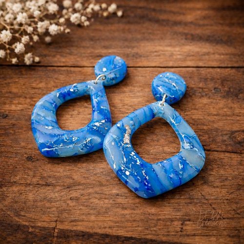 Boucles d'oreille polymère et résine forme goutte effet quartz bleu