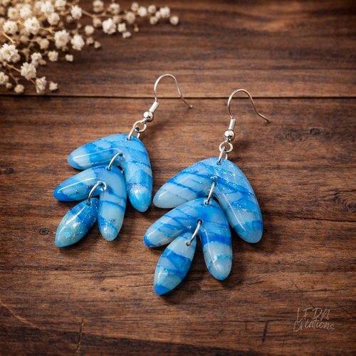 Boucles d'oreille polymère et résine forme grappe effet quartz bleu