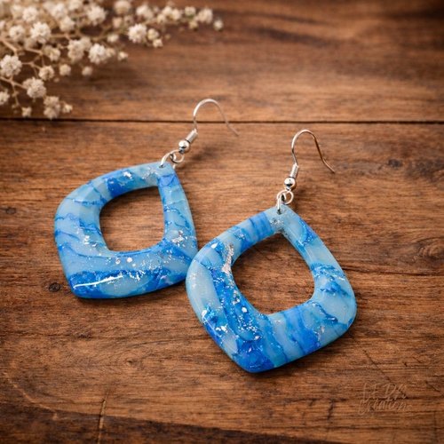 Boucles d'oreille gouttes en polymère et résine effet quartz bleu