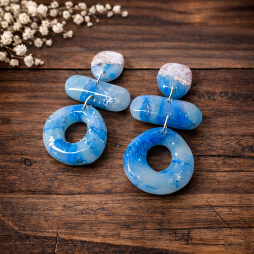 Boucles d'oreille formes graphiques polymère et résine effet quartz bleu, rose et argent
