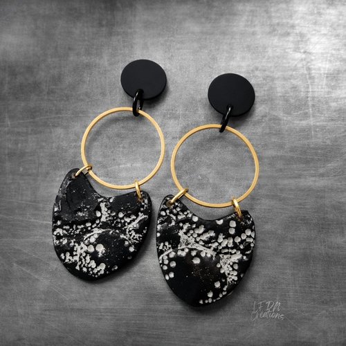 Boucles d'oreille graphiques en relief polymère noir et blanc monochrome