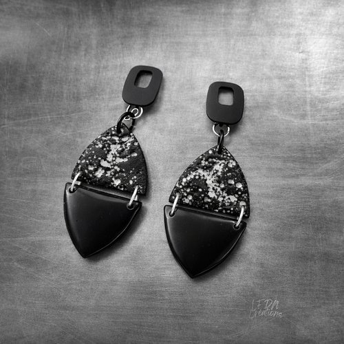 Boucles d'oreille graphiques en relief polymère noir et blanc monochrome