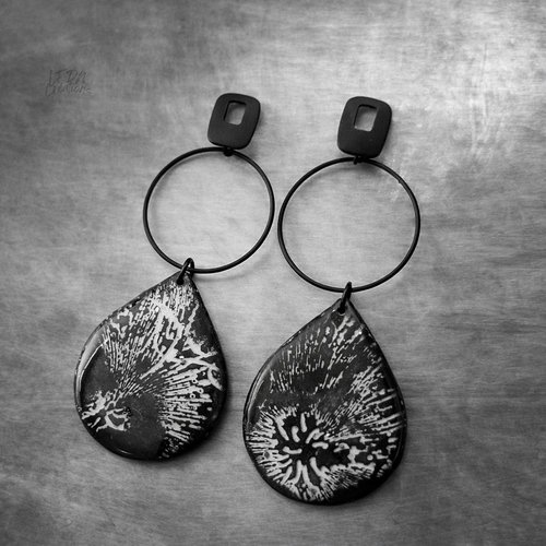 Boucles d'oreille forme goutte relief polymère noir et blanc monochrome